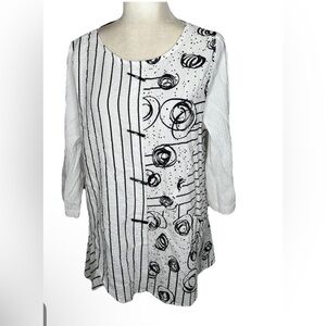 Black and White Graphic 3/4 Sleeve Tunic